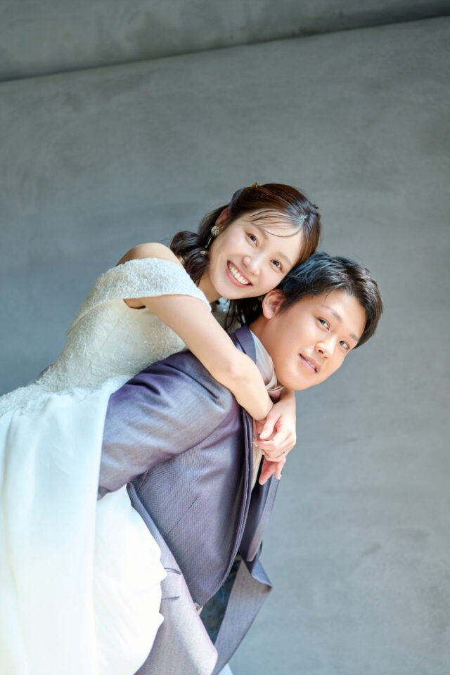 スタジオ撮影　おんぶショット　ウエディングドレス