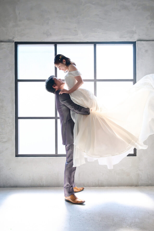 お姫様抱っこ　スタジオ撮影　ウエディングドレス